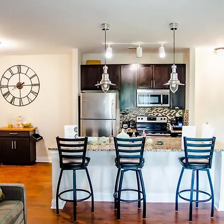 Serene Uptown 2Br And 2Ba Apartment